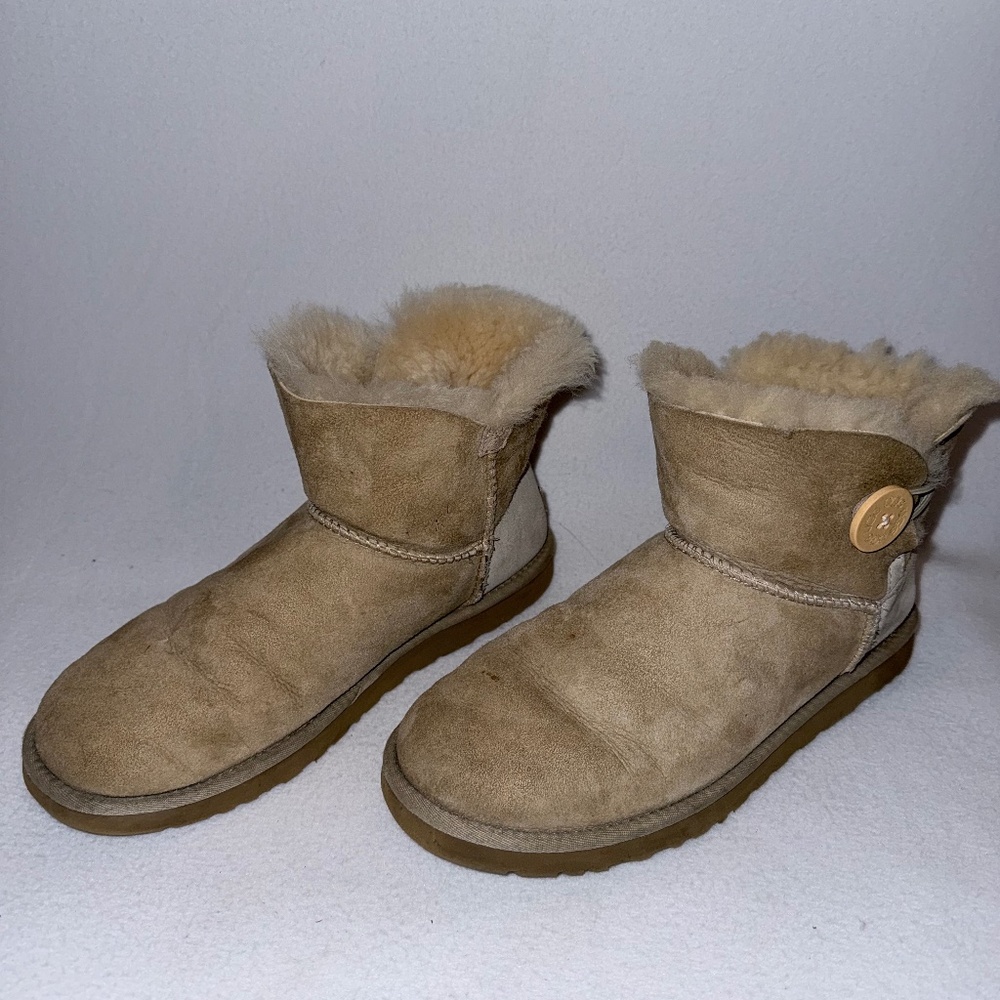 UGG Mini Bailey Button Boots 3352 Women’s 9 Sheepskin Suede Tan Beige